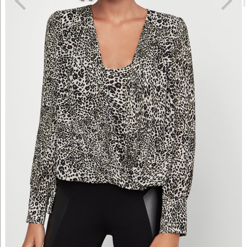 ⭐️2/$25⭐️Puff sleeve Leopard-like blouse High/Low medium - Picture 5 of 9
